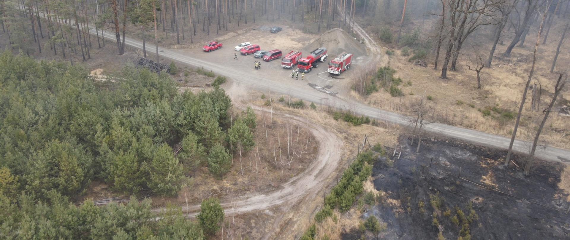 Zdjęcie wykonane z drona. Ukazujące punkt przyjęcia sił straży pożarnej i teren zniszczony pożarem. 