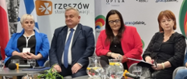 Minister funduszy i polityki regionalnej Małgorzata Jarosińska-Jedynak siedzi przy stole, obok niej uczestnicy Kongresu