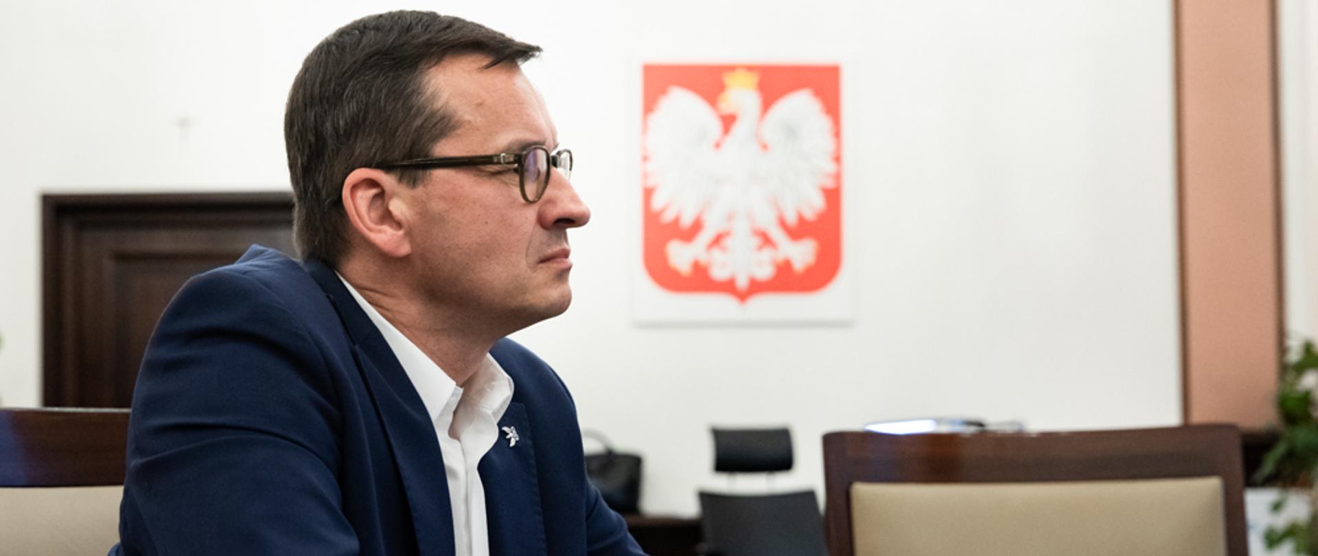 Premier Mateusz Morawiecki w gabinecie.