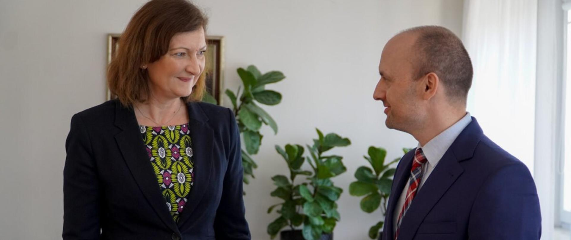 Wojewoda podkarpacki Ewa Leniart i nowy konsultant wojewódzki w dziedzinie fizjoterapii 