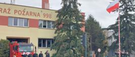 Na zdjęciu widać funkcjonariuszy KP PSP Wągrowiec podczas uroczystej zbiórki z okazji 11 Listopada 