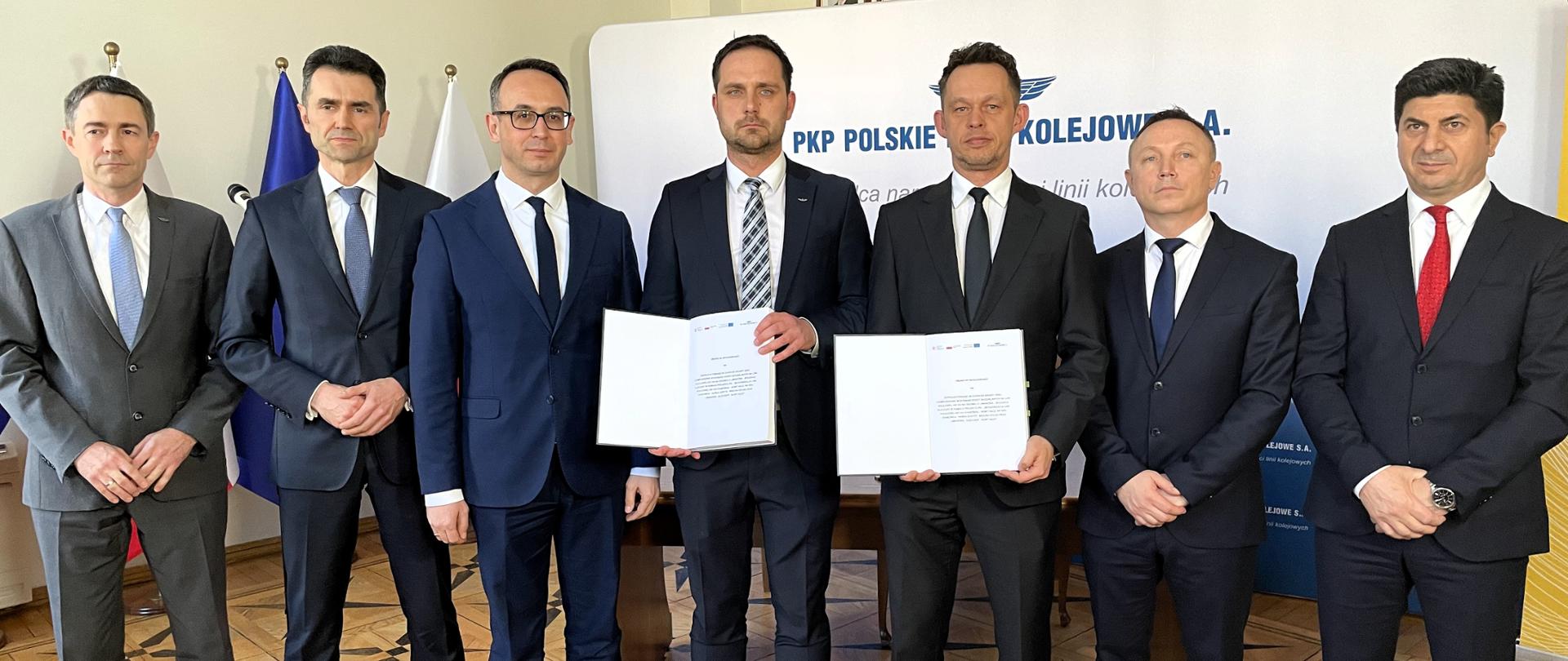 Minister infrastruktury Dariusz Klimczak, wiceminister infrastruktury Piotr Malepszak, a także przedstawiciele PLK SA oraz wykonawcy z podpisanymi umowami na budowę linii 104