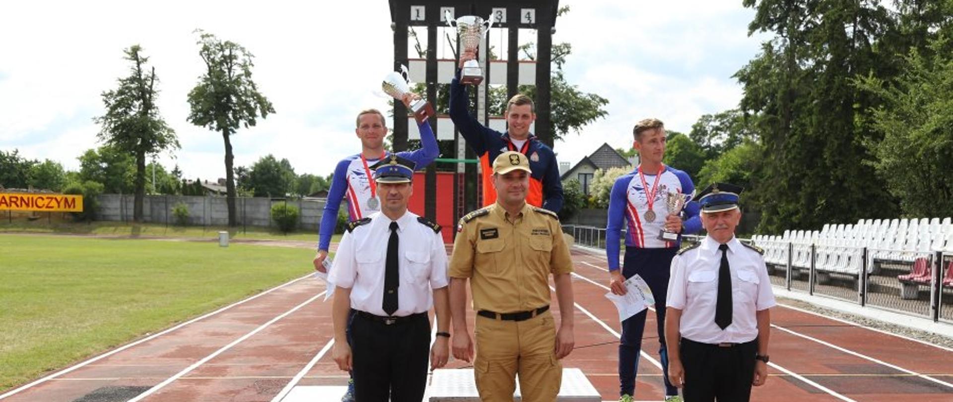 Zwycięscy na podium