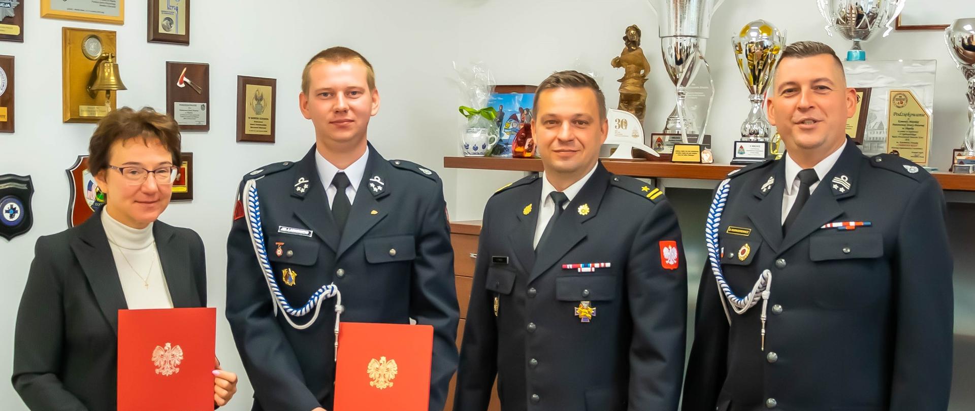 Zdjęcie przedstawia Komendanta Miejskiego PSP, Komendanta Gminnego gminy Ustka oraz przedstawicieli OSP Duninowo podpisujących porozumienie.