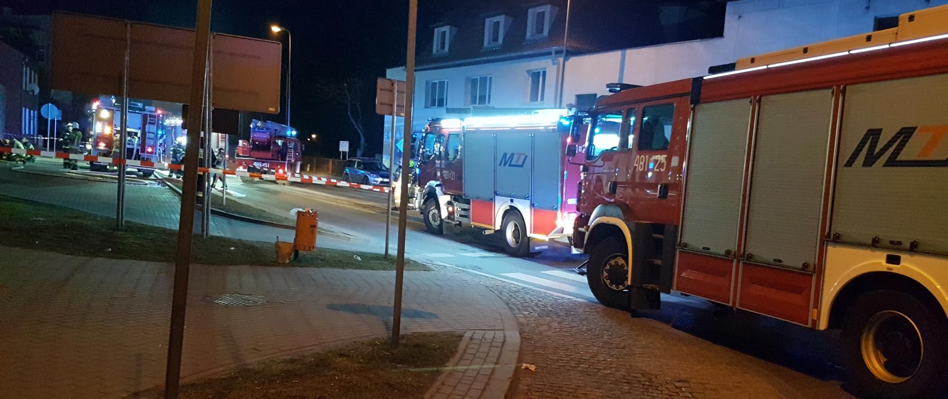 Zdjęcie przedstawia pojazdy pożarnicze podczas akcji gaśniczej w Ornecie. 