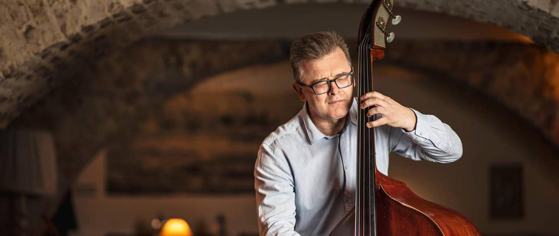 Grzegorz Piętak kontrabasista i gitarzysta basowy. Absolwent Wydziału Jazzu i Muzyki Rozrywkowej w Akademii Muzycznej im. Karola Szymanowskiego w Katowicach, gdzie uczył się pod kierunkiem prof. Jacka Niedzieli.