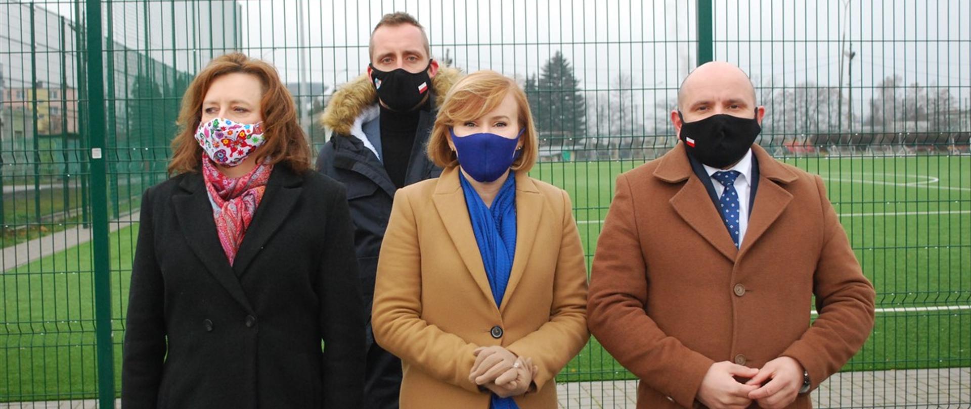 Minister Anna Krupka, posłowie na Sejm RP – Agata Wojtyszek i Mariusz Gosek oraz Łukasz Korus, prezes Familijnego Klubu Sportowego Łazy podczas konferencji prasowej 