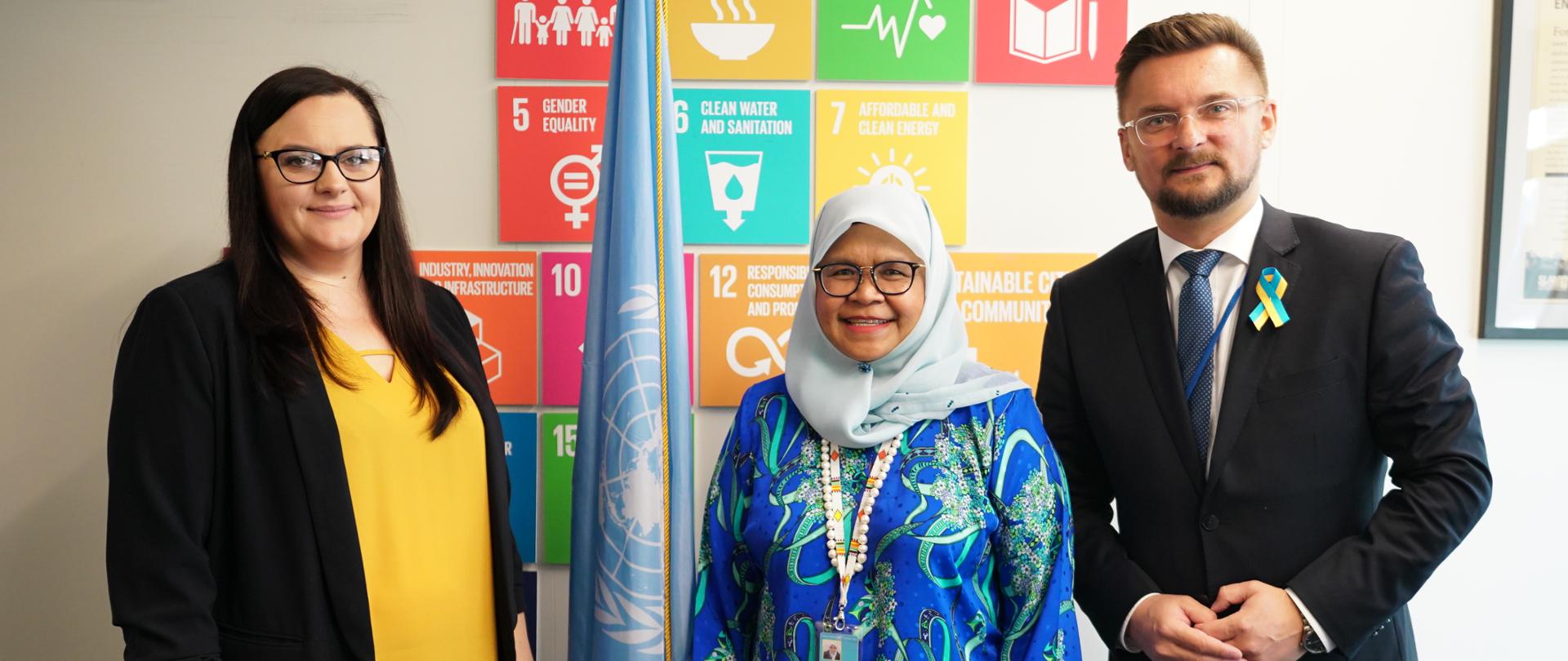 Na zdjęciu od lewej: Maimunah Mohd Sharif - dyrektor wykonawczy UN-Habitat, Małgorzata Jarosińska-Jedynak - wiceminister funduszy i polityki regionalnej i Marcin Krupa - prezydent Katowic stojący obok flagi ONZ. 