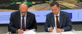 28 lipca 2026 r. w Warszawie Wody Polskie podpisały z Narodowym Funduszem Ochrony Środowiska i Gospodarki Wodnej umowę o dofinansowanie projektu pn. „Przebudowa i modernizacja skarp i urządzeń zbiornika wodnego Dzierżno Duże, stanowiącego ochronę przeciwpowodziową doliny Kłodnicy”. Umowę podpisali Mateusz Balcerowicz, prezes Wód Polskich oraz Robert Gajda, zastępca prezesa zarządu NFOŚiGW.
