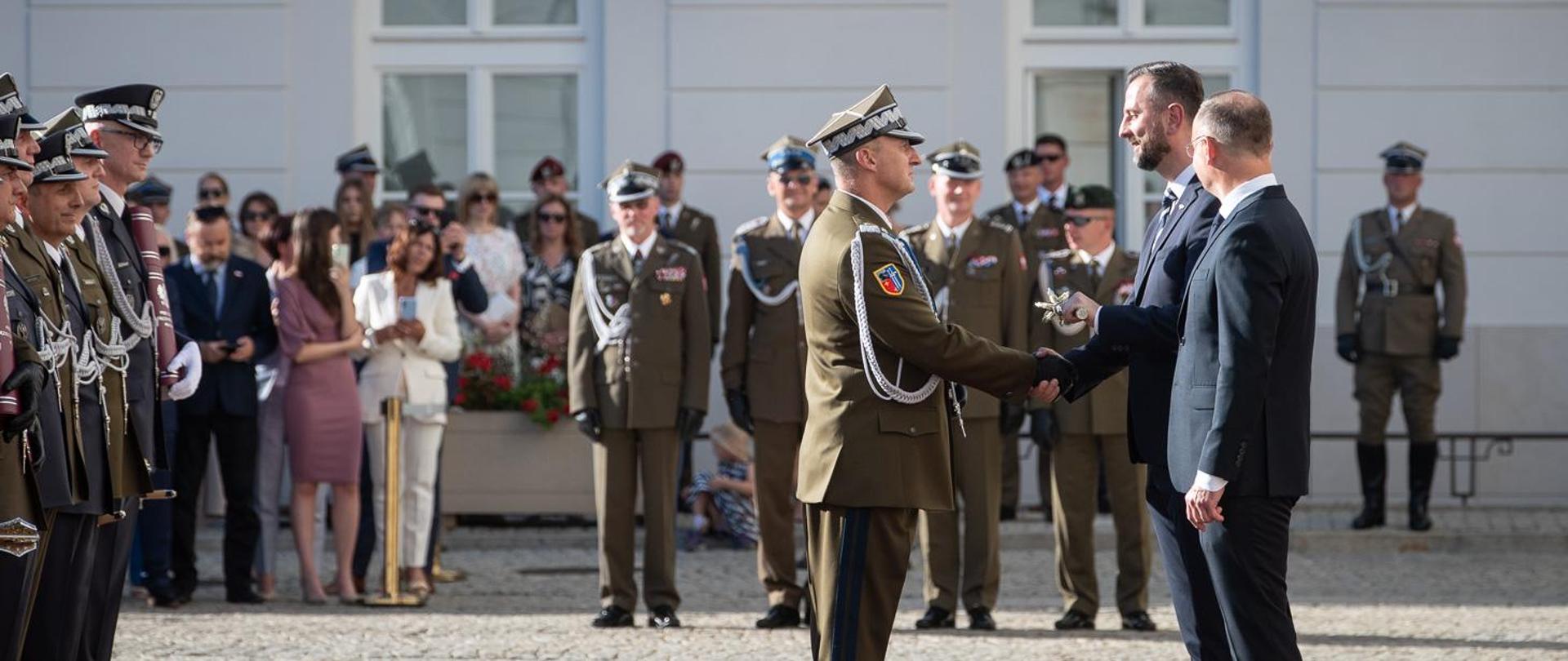 W przeddzień święta Wojska Polskiego Prezydent RP wręczył oficerom akty mianowania, a wicepremier, minister obrony narodowej Buzdygany Honorowe oraz pierścienie generalskie.