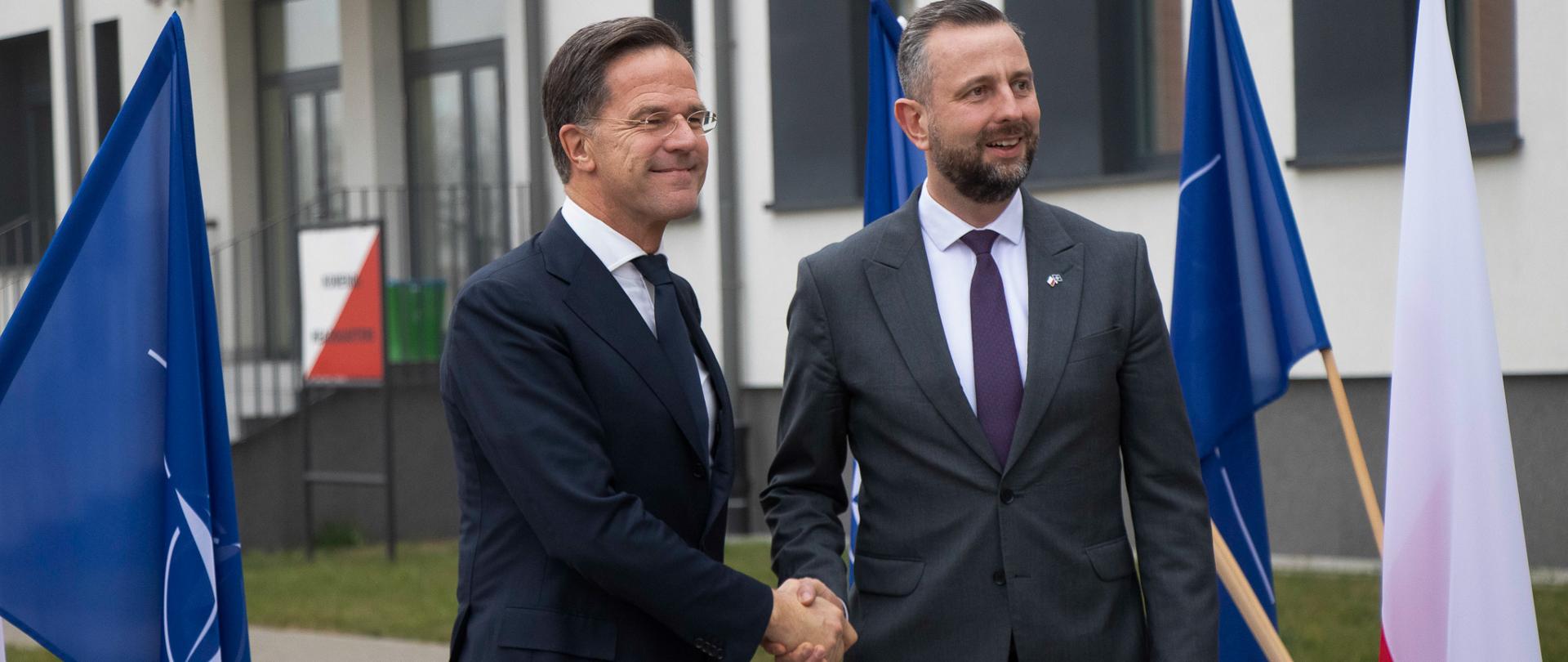 18 grudnia 2025 r. na terenie Ośrodka Szkolenia Poligonowego Wojsk Lądowych w Bemowie Piskim wicepremier - minister obrony narodowej Władysław Kosiniak-Kamysz spotkał się z sekretarzem generalnym NATO Markiem Rutte. Wizyta była okazją do spotkania z żołnierzami pełniącymi służbę na terenie OSPWL w Orzyszu w ramach NATO Forward Land Forces (Wysunięte Siły Lądowe NATO). 