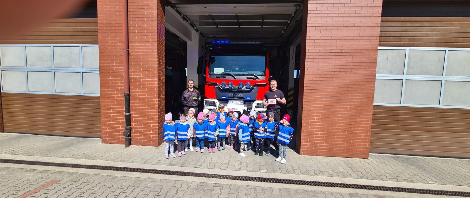 dzieci przed strażnicą