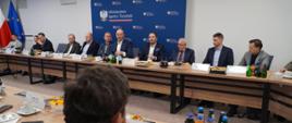 Zdjęcie przedstawia spotkanie w Ministerstwie Sportu nt. rozwoju infrastruktury sportowej