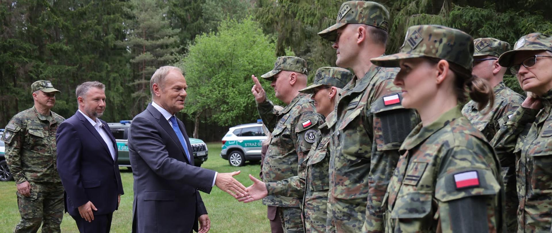Donald Tusk podczas odprawy z dowództwem Straży Granicznej 