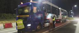 Funkcjonariusze Inspekcji Transportu Drogowego prowadzą nocne kontrole ciężarówek na lubuskim odcinku autostrady A2. 