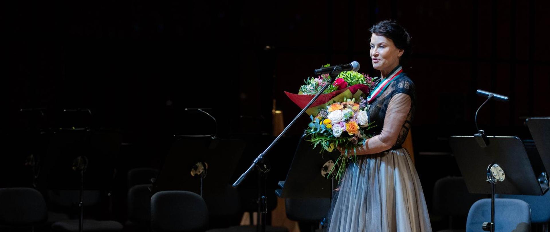 Joanna Woś, śpiewaczka operowa podczas benefisu z okazji 40-lecia działalności artystycznej w Filharmonii Łódzkiej.