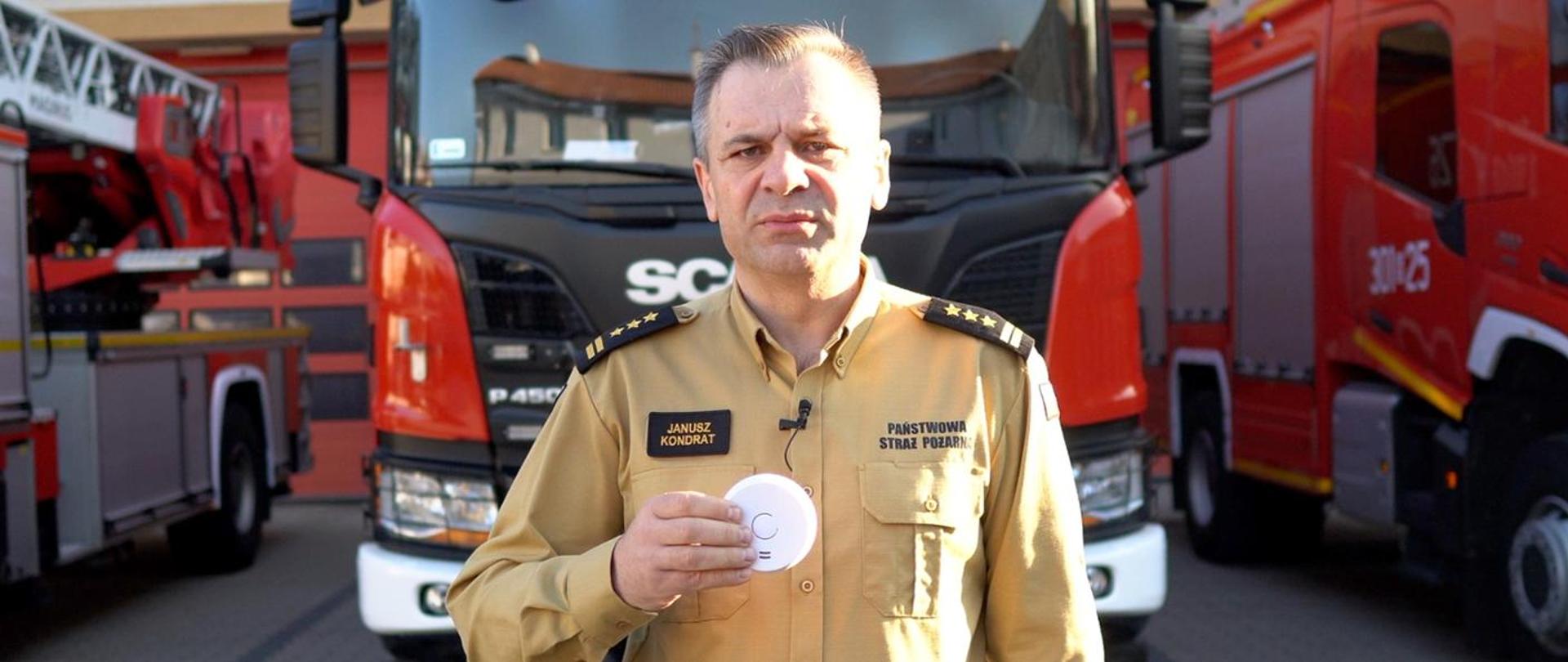 Podlaski Komendant Wojewódzki PSP podczas prezentacji akcji "Czujka na straży Twojego bezpieczeństwa"