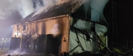  Na zdjęciu widać pożar budynku w miejscowości Okno