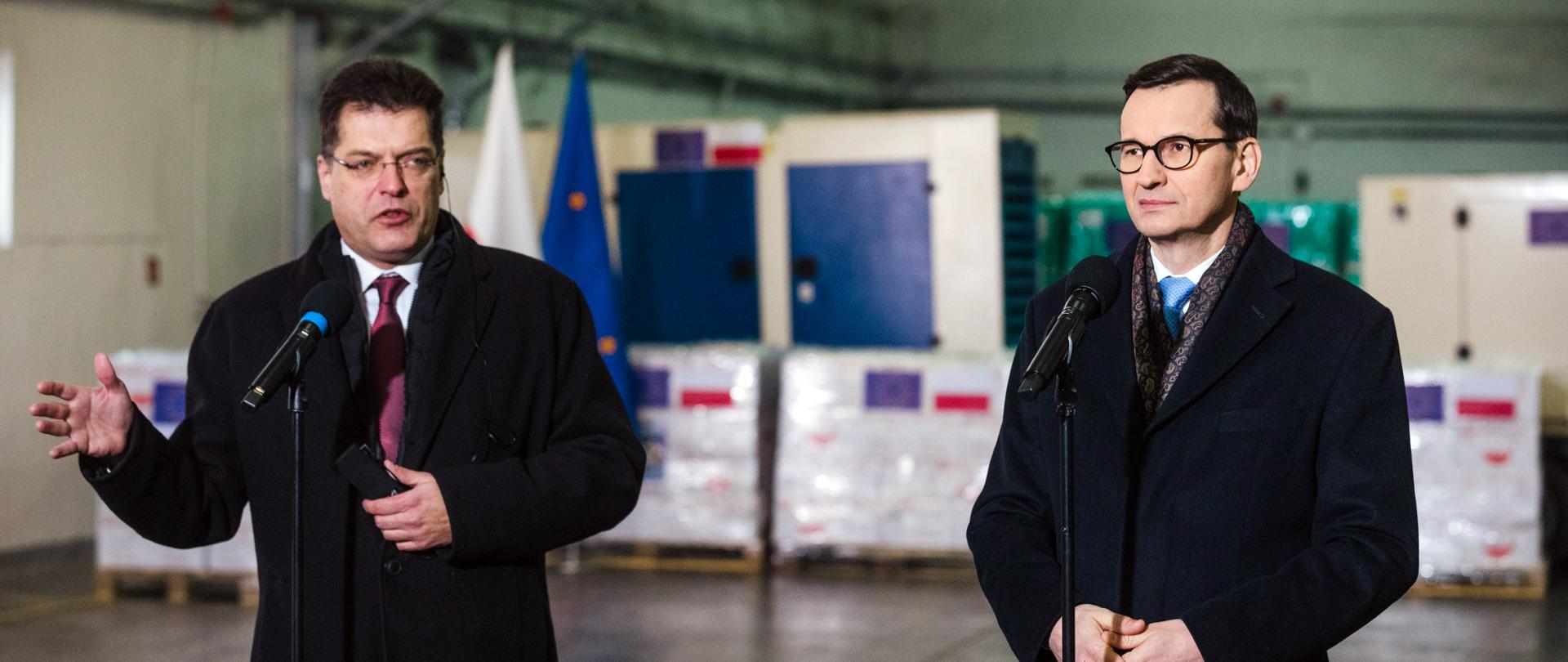 Premier Mateusz Morawiecki podczas spotkania z komisarzem Unii Europejskiej ds. zarządzania kryzysowego - Janezem Lenarčiciem w w składnicy RARS w Komorowie. 