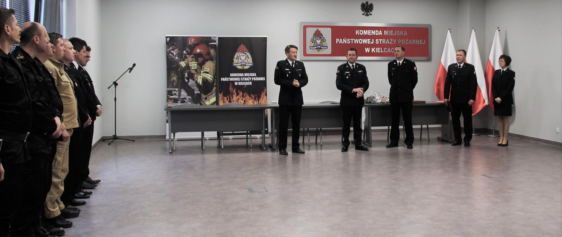 Na zdjęciu stoją od lewej: bryg. Mariusz Góra przejmujący obowiązki komendanta miejskiego, odchodzący komendant miejski st. bryg. Sławomir Karwat, st. bryg. Marcin Charuba - zastępca komendanta miejskiego, st. kpt. Seweryn Trepka - naczelnik Wydziału Kadr i Organizacji oraz st. asp. Arleta Winiarska.