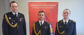Zdjęcie przedstawia Komendanta Powiatowego PSP w Kłobucku mł. bryg Karola Wersa z przechodzącymi na zaopatrzenie emerytalne Zastępcą Komendanta Powiatowego PSP w Kłobucku bryg. Romanem Królewskim oraz Starszym Operatorem Sprzętu st. ogn. Jarosławem Krawczykiem
