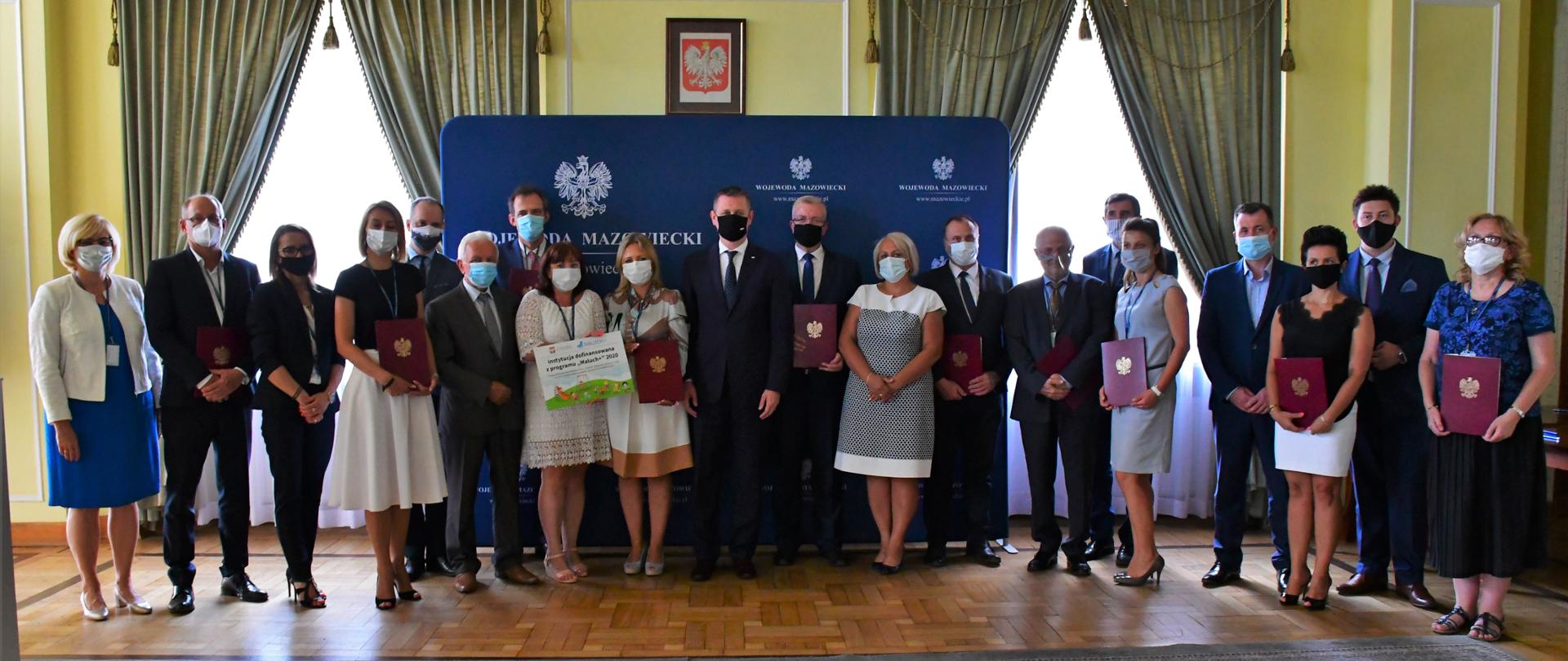 Wspólne zdjęcie Wicewojewody Artura Standowicza z beneficjentami programów rządowych