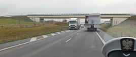 Za długa, za szeroka i za wysoka ciężarówka jedzie po krajowej „ósemce” koło Augustowa. Przewożony ładunek znacznie wystaje poza boczne krawędzie naczepy.