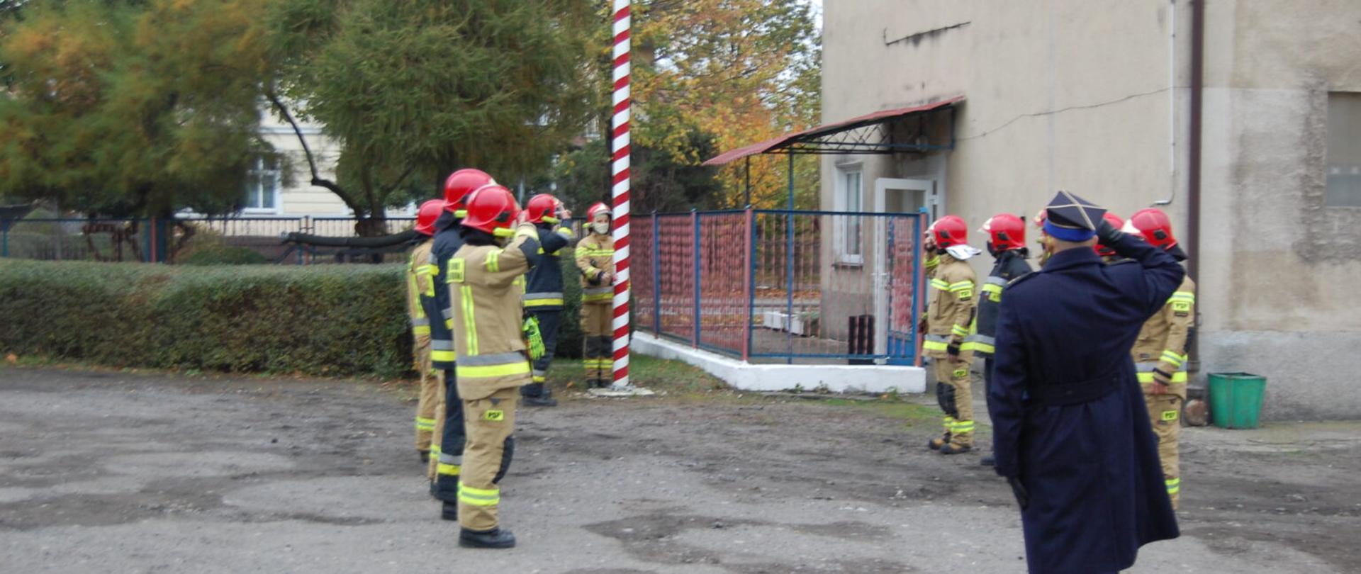 zmiana służbowa oddaje honory podczas podniesienia flagi państwowej na maszt