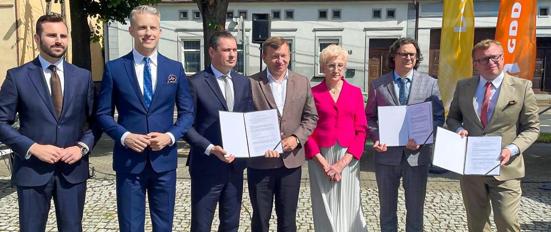 Wiceminister infrastruktury Arkadiusz Marchewka po podpisaniu umów na realizację odcinków drogi S10