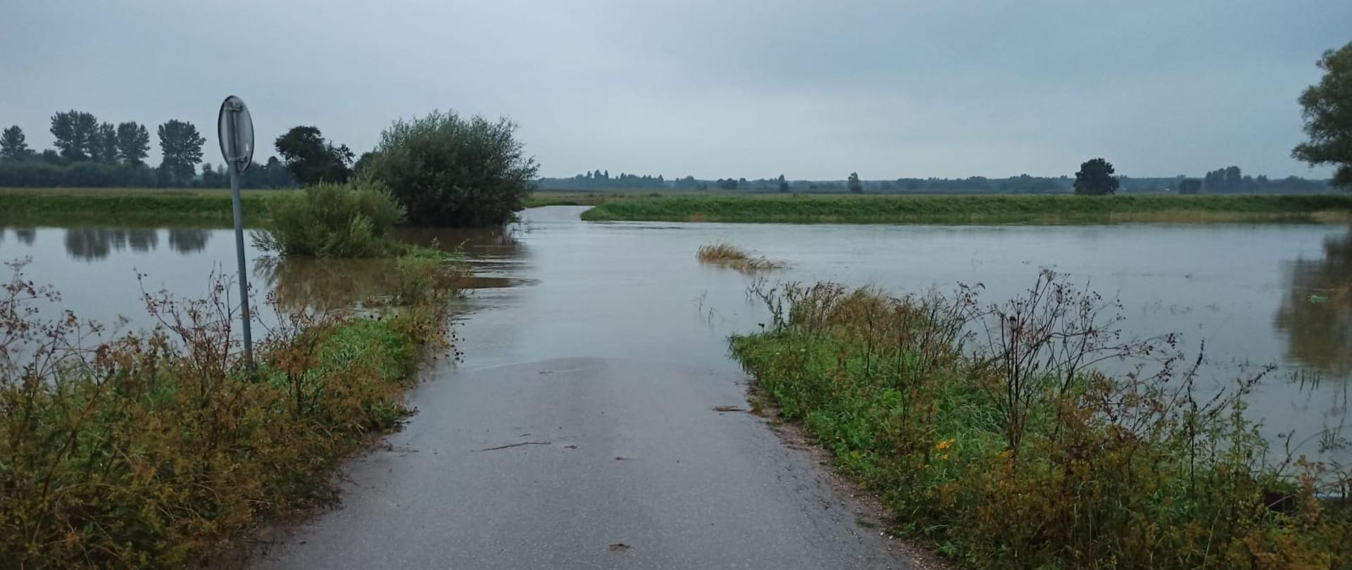Zdjęcie przedstawia rozlewisko wody w okolicach przepompowni