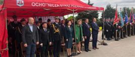 Zdjęcie przedstawia zaproszonych gości na Gminne Obchody Dnia Strażaka w jednostce OSP Kłodawa