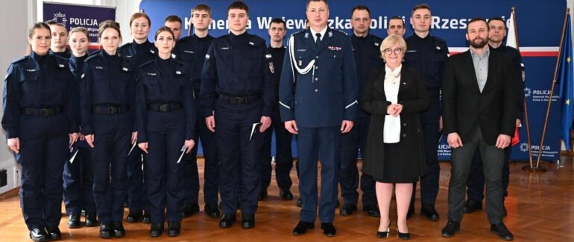 Wojewoda podkarpacki Teresa Kubas-Hul wraz z policjantami, którzy złożyli ślubowanie