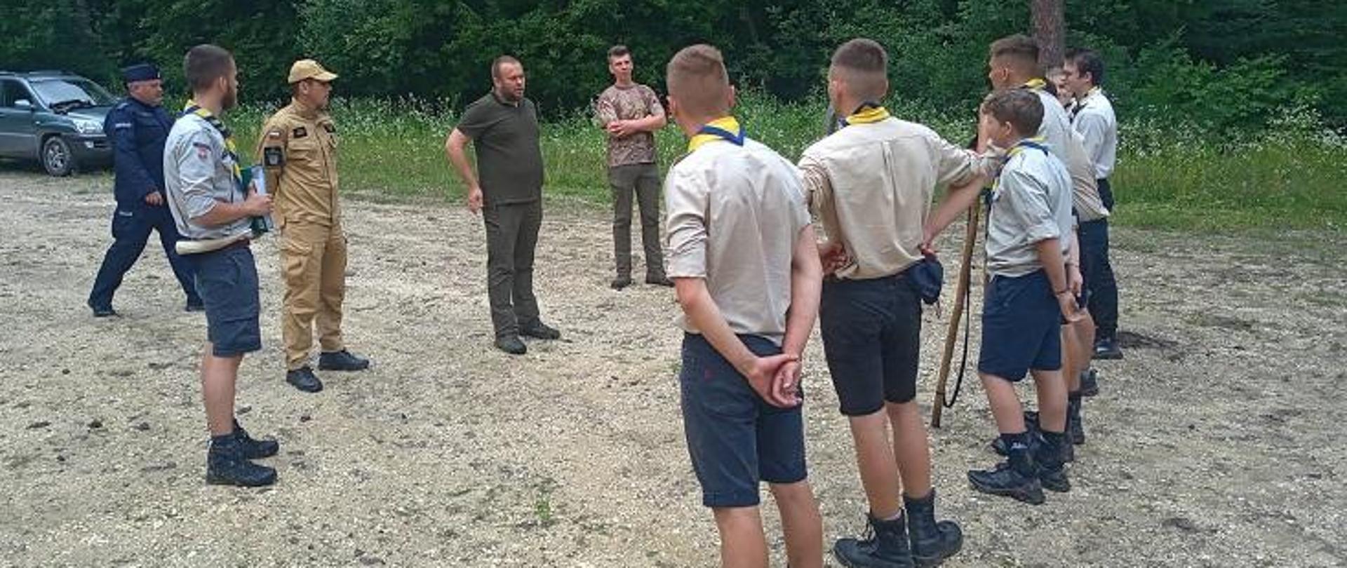 Prelekcja prowadzona przez przedstawicieli służb dla harcerzy. 