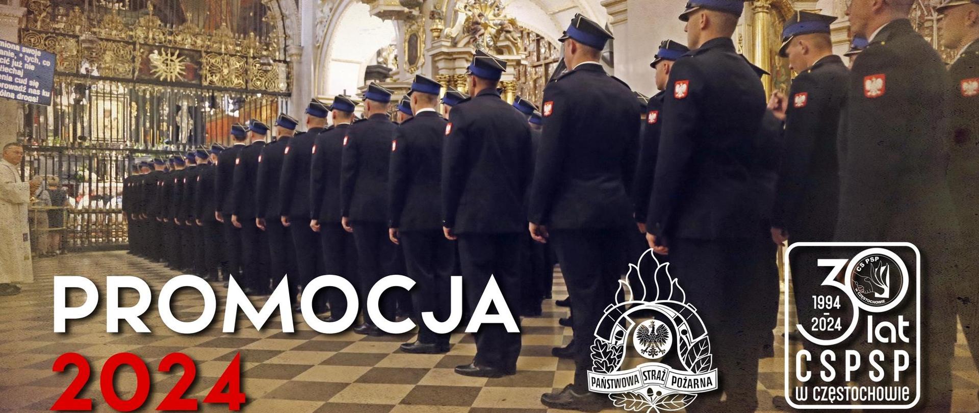 Widok z tyłu na kompanię kadetów stojącą w szeregu przed kaplicą podczas mszy, u dołu po lewej napis PROMOCJA 2024, po prawej logo PSP oraz okolicznościowe logo z okazji 30 lat Centralnej Szkoły PSP