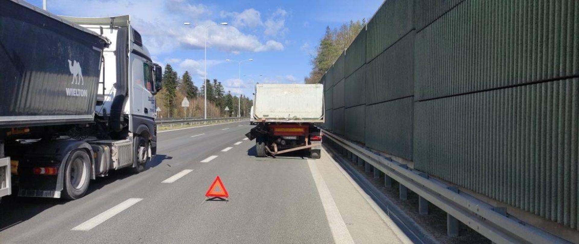 Zdjęcie przedstawia miejsce wypadku: w centralnym punkcie pokazano tył ciężarówki biorącej udział w zdarzeniu.