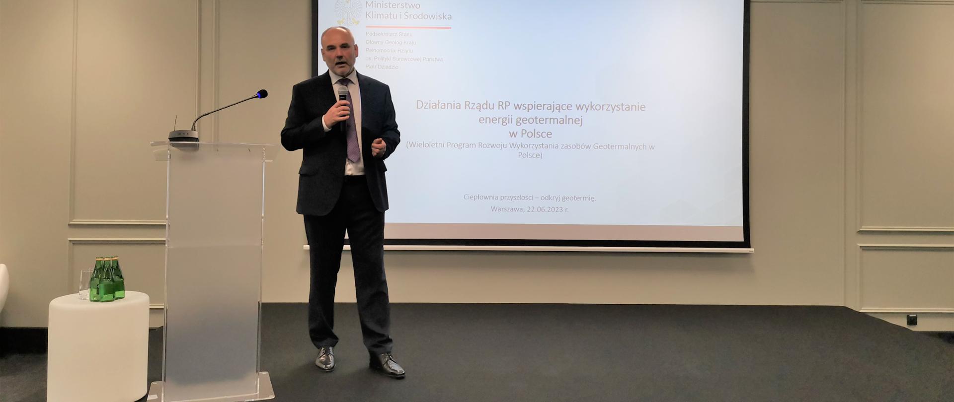 Wiceminister Klimatu i Środowiska Piotr Dziadzio podczas konferencji inaugurującej projekt „Ciepłownia przyszłości – odkryj geotermię” 