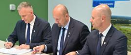 Robert Gajda, Zastępca Prezesa Zarządu NFOŚiGW podczas podpisywania umowy.