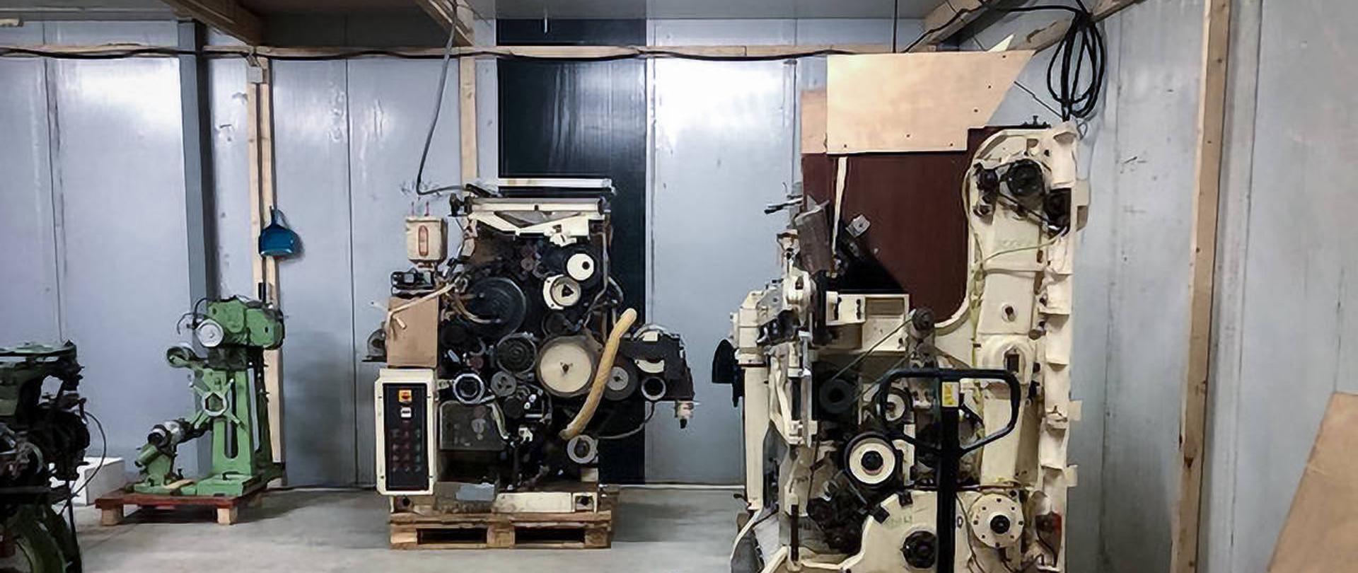 Wnętrze z maszynami do produkcji papierosów.