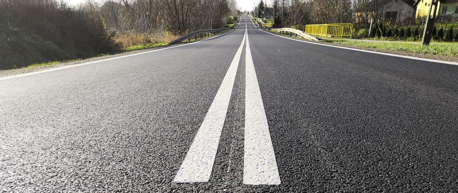 Droga nr 9 - jednojezdniowa droga z nową nawierzchnią asfaltową. Podwójna biała linia ciągła po środku drogi
