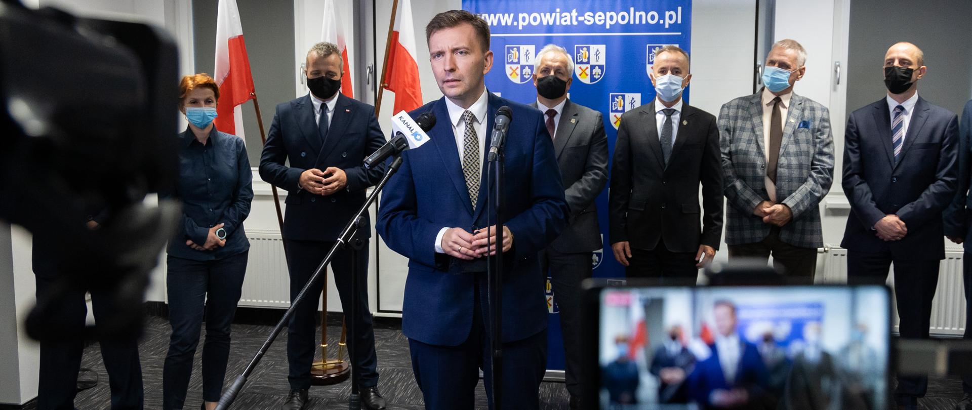 Minister Łukasz Schreiber i wojewoda Mikołaj Bogdanowicz podczas konferencji prasowej poświęconej budowie obwodnicy Sępólna Krajeńskiego