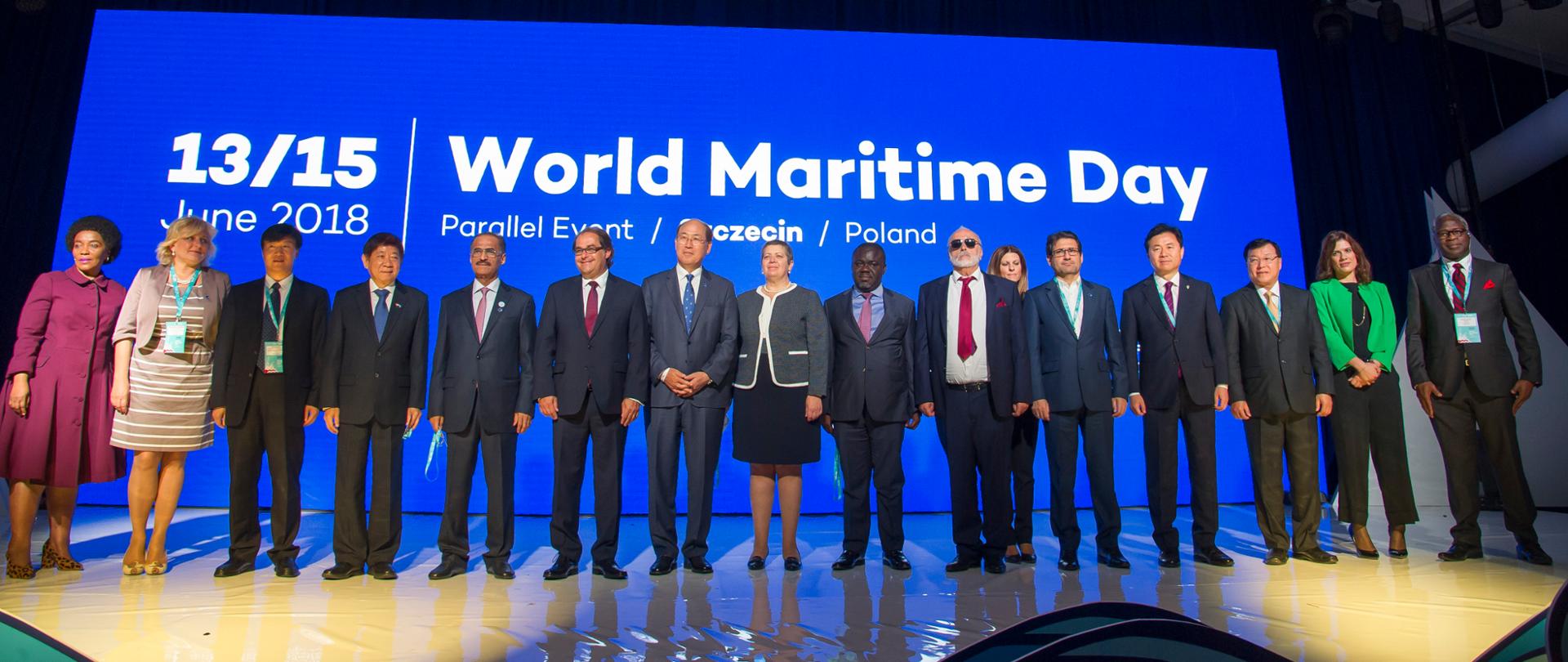 16 najważniejszych uczestników Światowych Dni Morza pozuje do zdjęcia. Wśród nich minister Marek Gróbarczyk