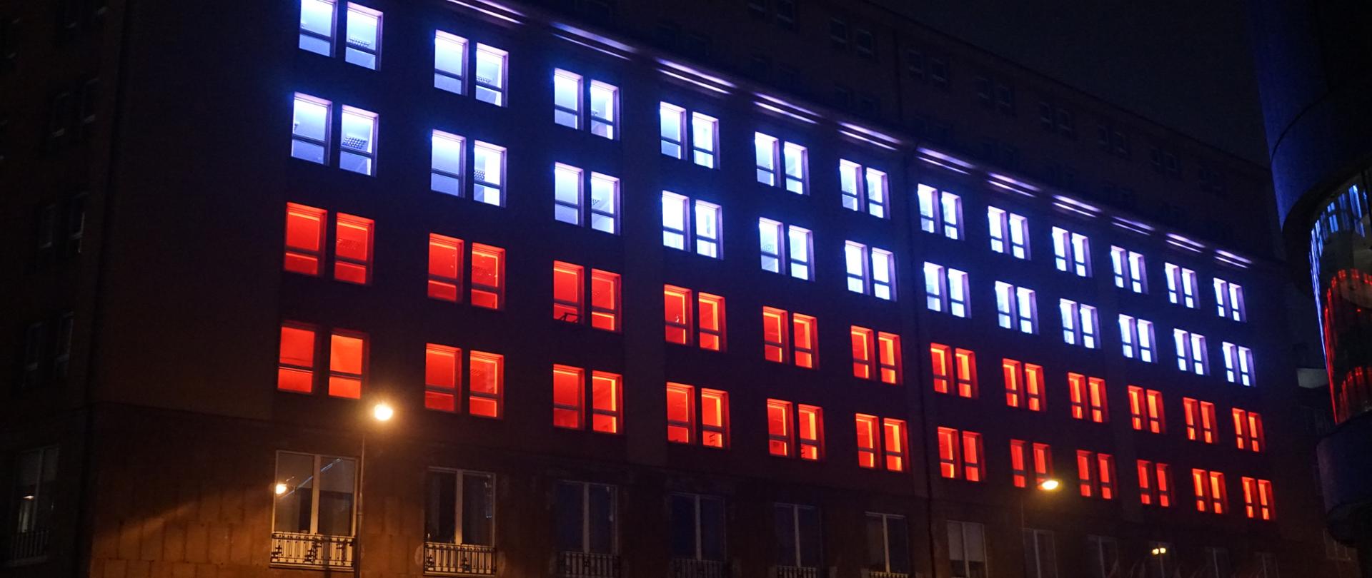 Ministerstwo Rodziny podświetlone na biało-czerwono.