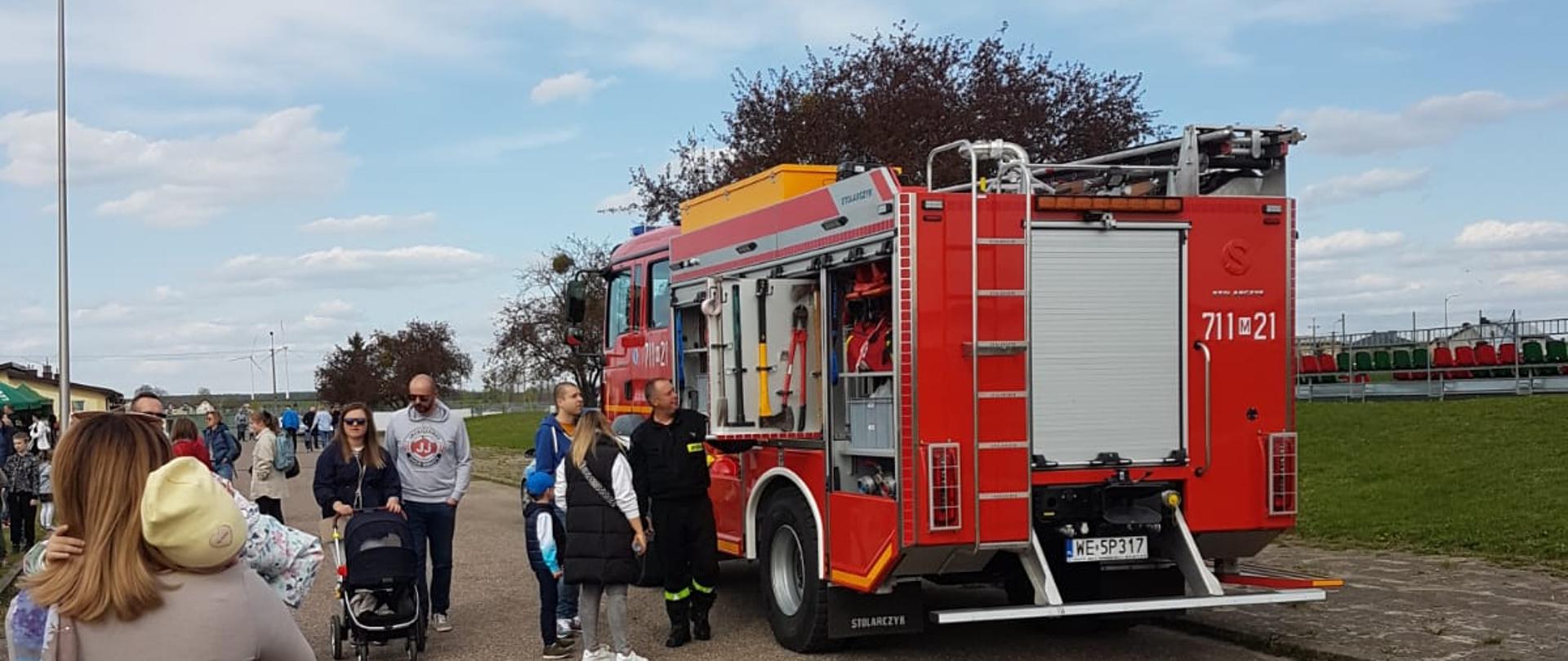 Strażacy Jednostki Ratowniczo – Gaśniczej pokazują sprzęt uczestnikom pikniku Wkry Żuromin
