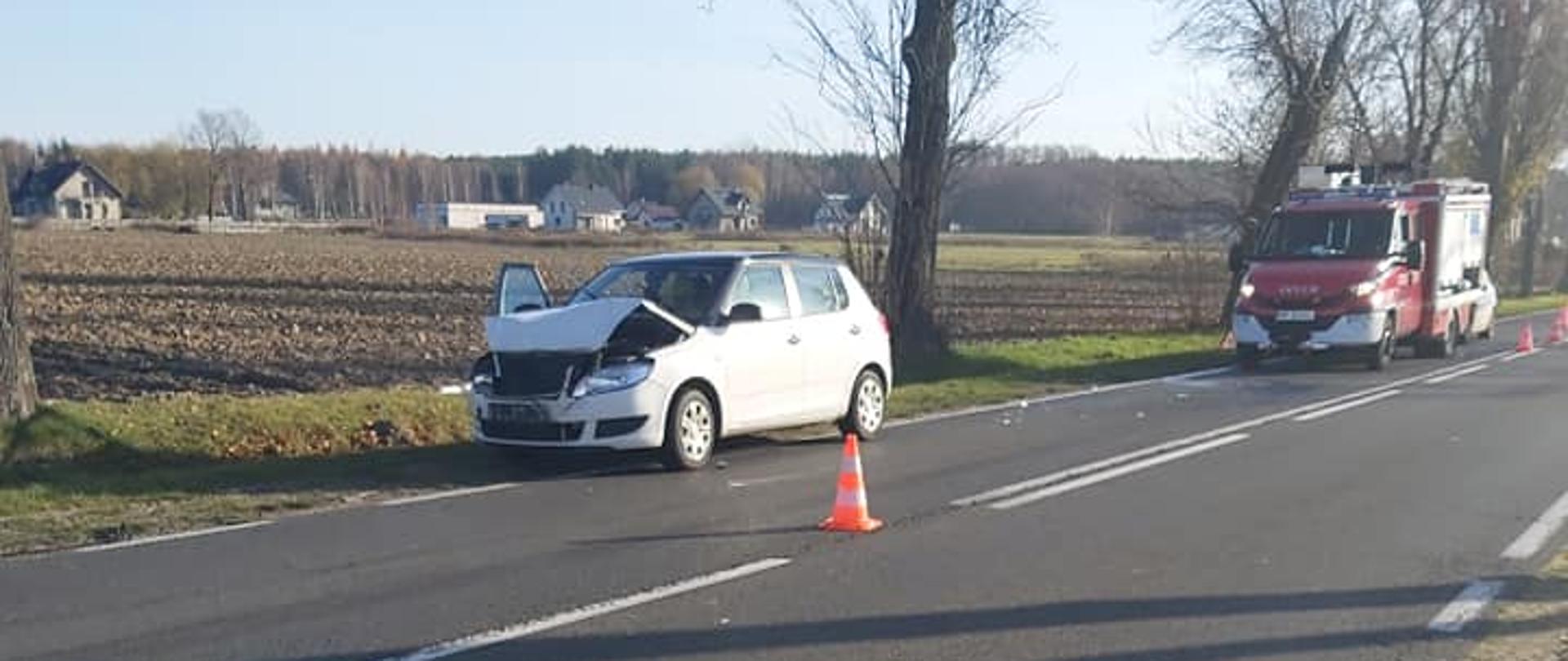 rozbity samochód osobowy oraz pojazd OSP Siennica
