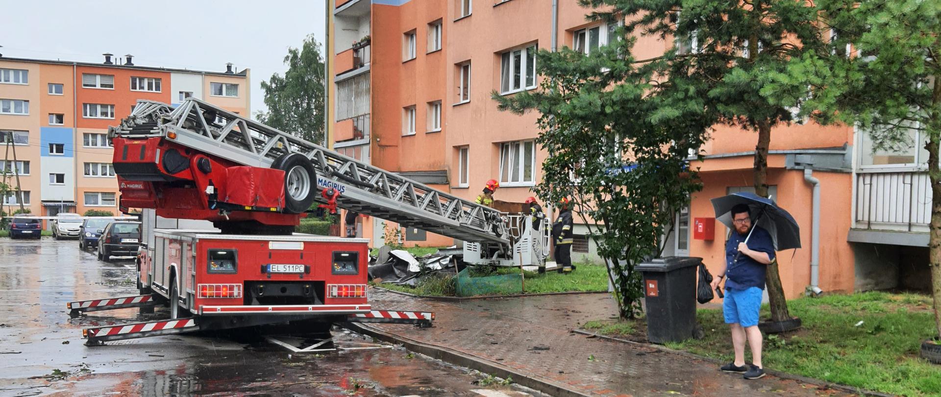 Na zdjęciu drabina mechaniczna oraz strażacy usuwający skutki nawałnicy