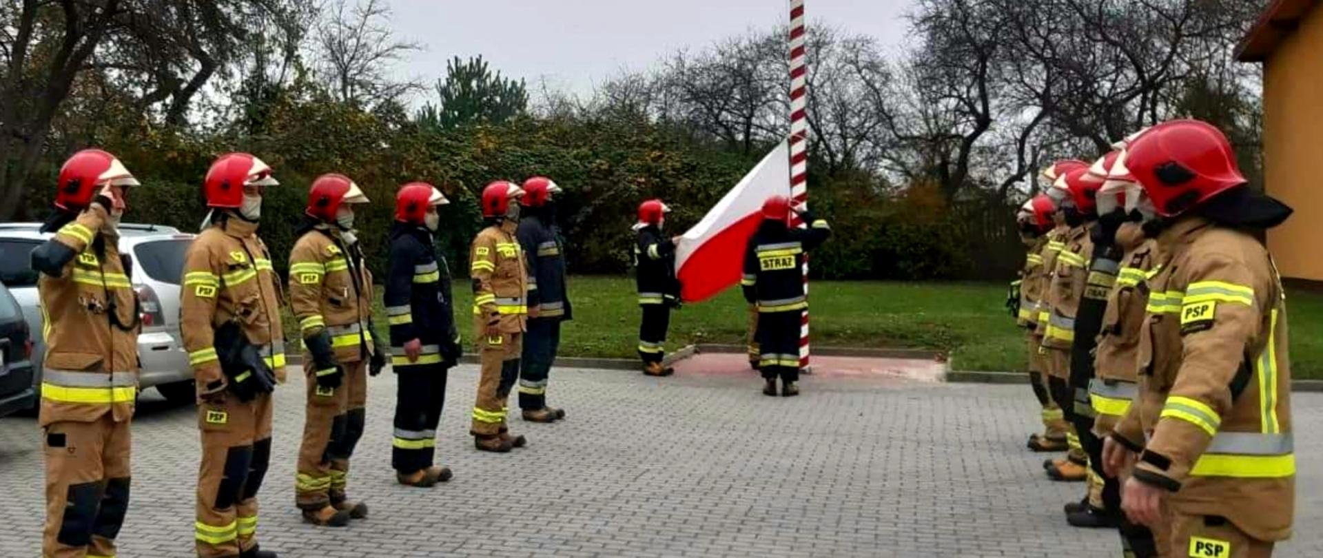 Zdjęcie przedstawia uroczyste wciągnięcie flagi na maszt.