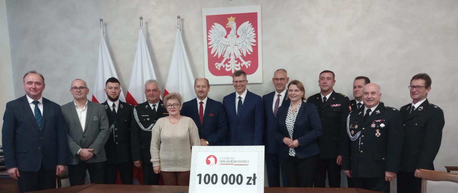 Na zdjęciu uroczyste wręczenie promes na zakup samochodu dla Ochotniczej Straży Pożarnej w Ciemięrzowicach