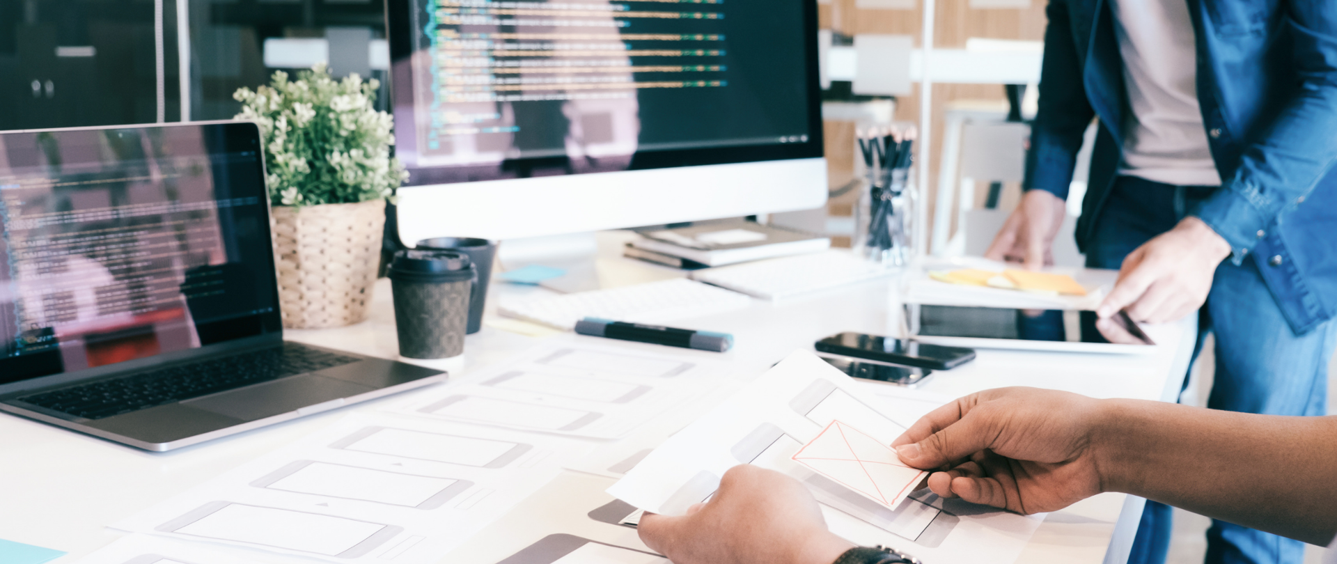 Osoba przy komputerze. Widoczne dłonie