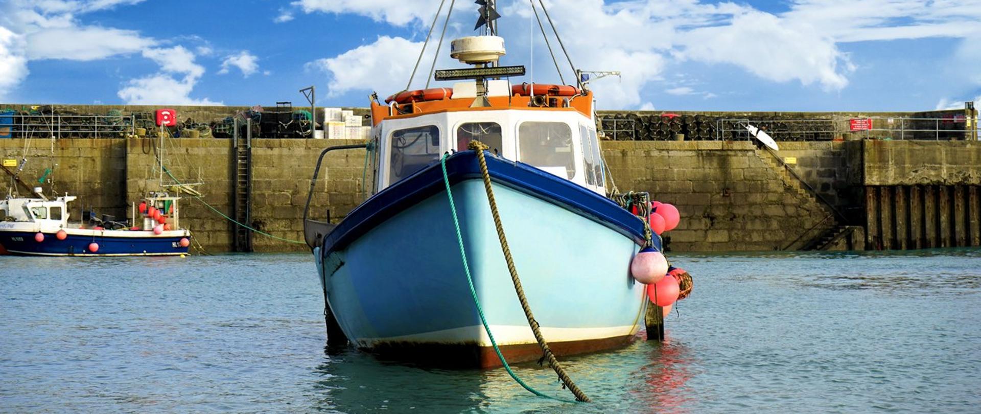na zdjęciu kuter rybacki