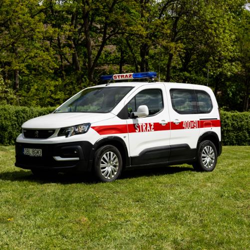Biały, operacyjny kombivan Peugeot Rifter z czarnymi, plastikowymi osłonami zderzaków i progów. Na boku auta znajduje się czerwony odblaskowy pas z napisem „STRAŻ” oraz białym numerem operacyjnym „400[D]91”. Na dachu widoczna jest niska, niebieska belka świetlna.